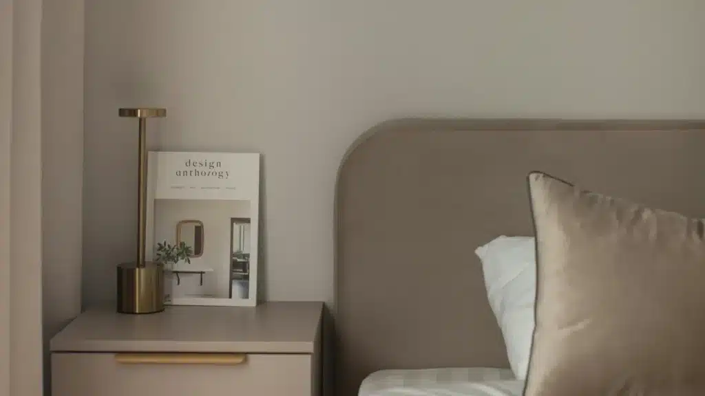 Pokojné nočné zátišie so sviečkou a čajom